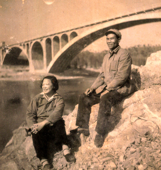 这是爸爸，妈妈在英德的照片（1975年）.jpg