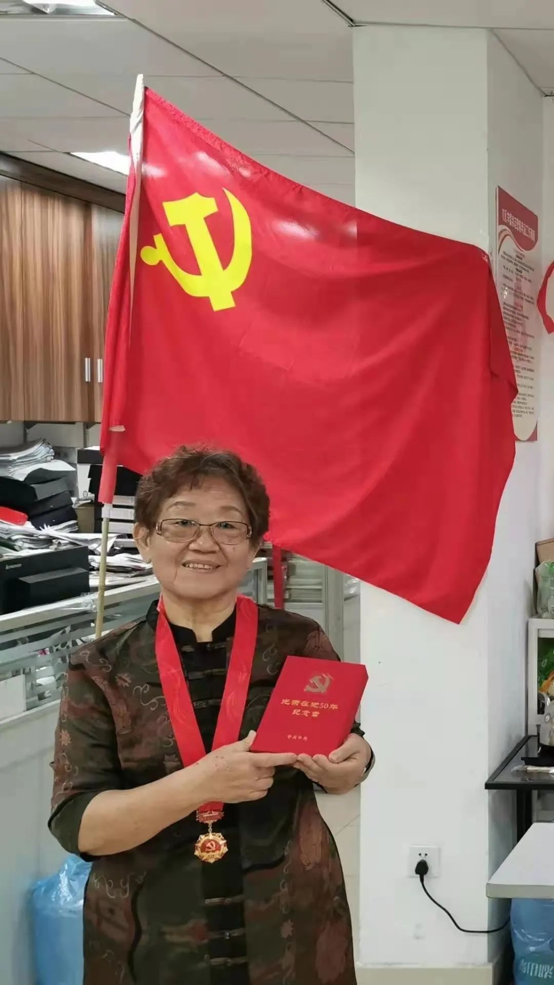 张冬青获得纪念章的照片.jpg