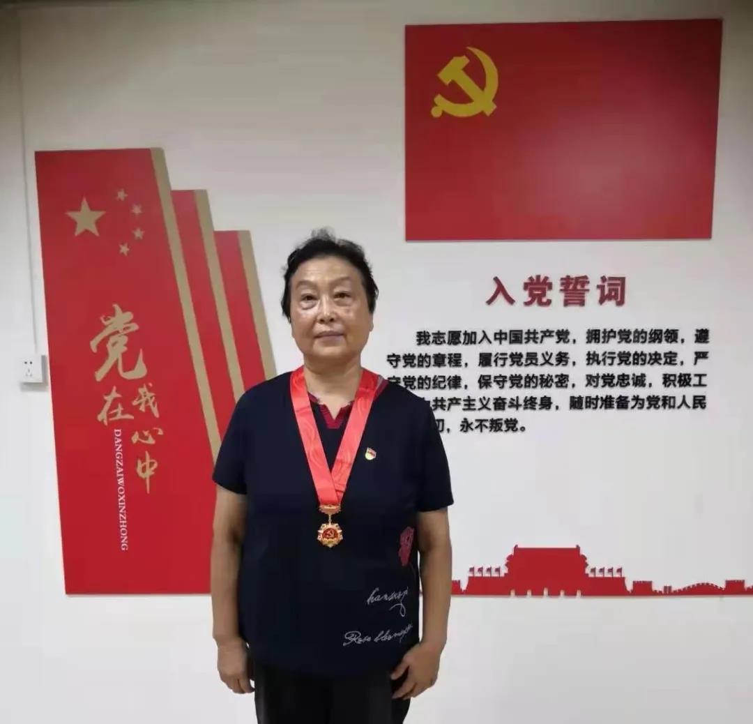 唐大苏获得纪念章的照片.jpg
