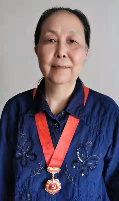 范锦山获得纪念章的照片.jpg