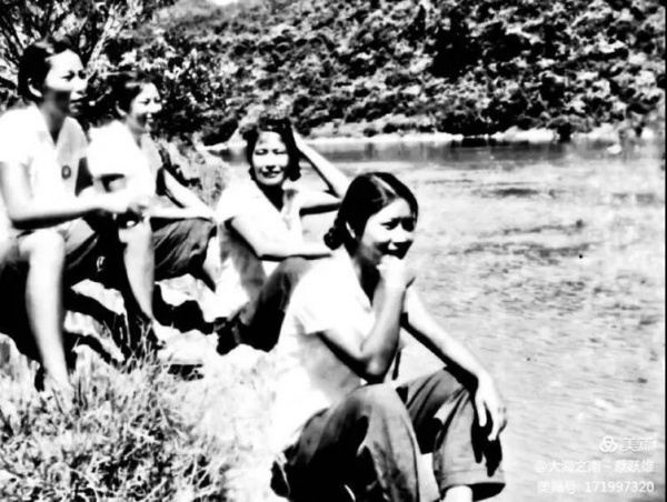 李小玲在2团连队工余时与同学在南渡江边.jpg