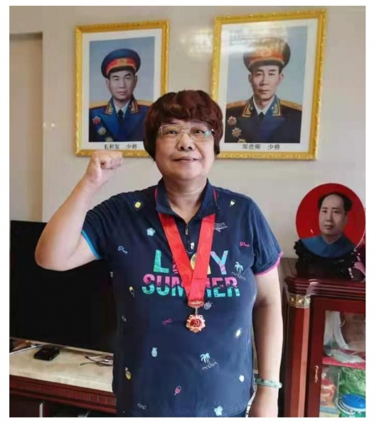 文件:毛宁获得纪念章的照片.jpg