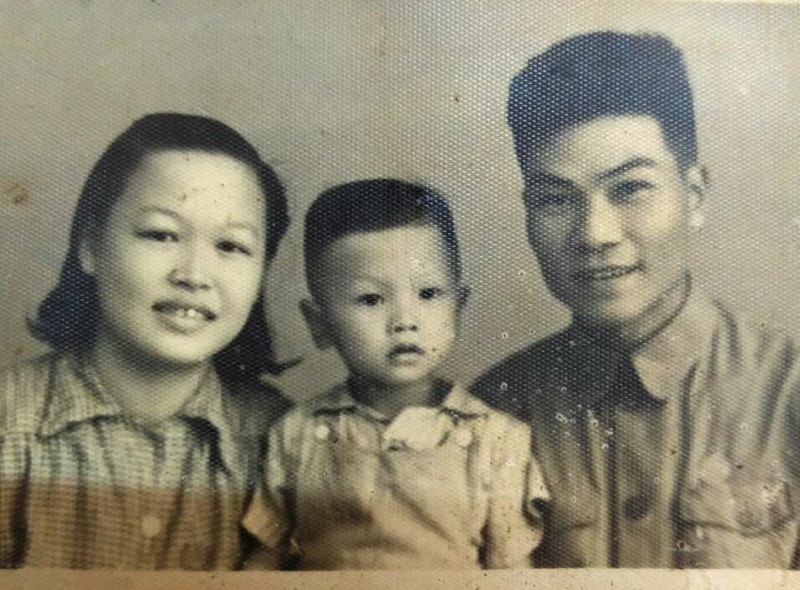 文件:这是我小时候和爸爸，妈妈的合照（1952年）.jpg