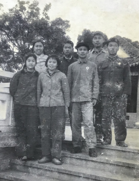 文件:华南师大附中1966届同学照片.jpg