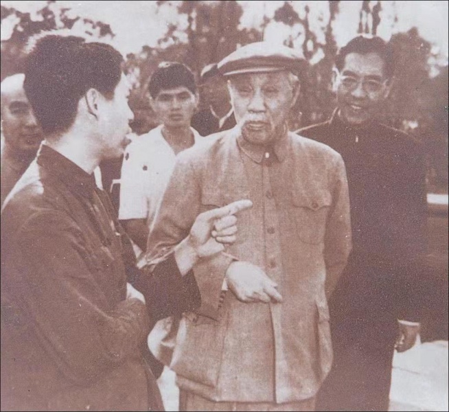 文件:1961年董必武副主席来华师视察.jpg