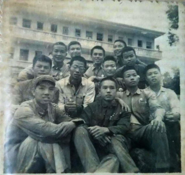 文件:高一3班男同学在60年代的合照.jpg